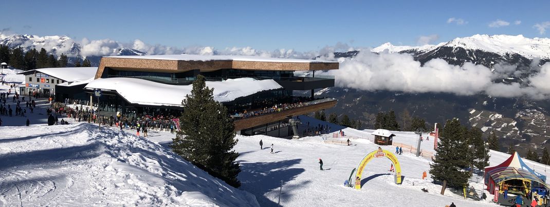 Direkt an der Zentralstation befindet sich das große Mountain View Panoramarestaurant.