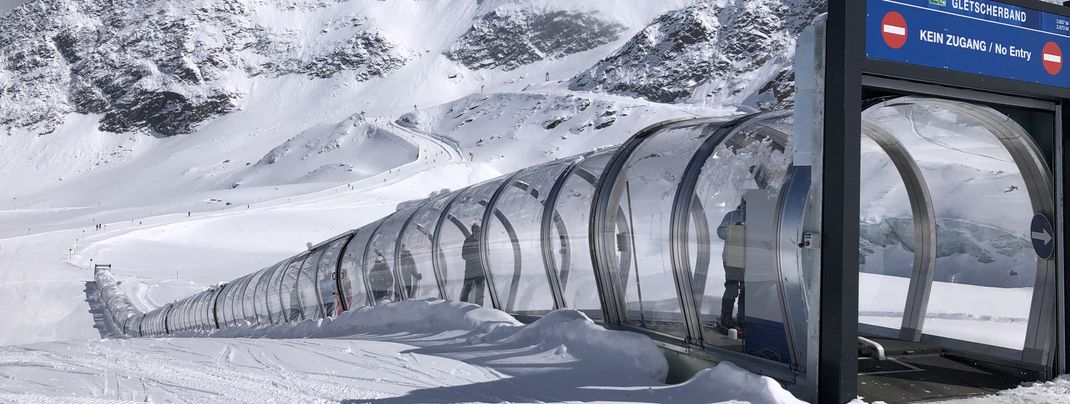 The magic carpet connects the slopes 33/34 with the gondola Schwarze Schneid.