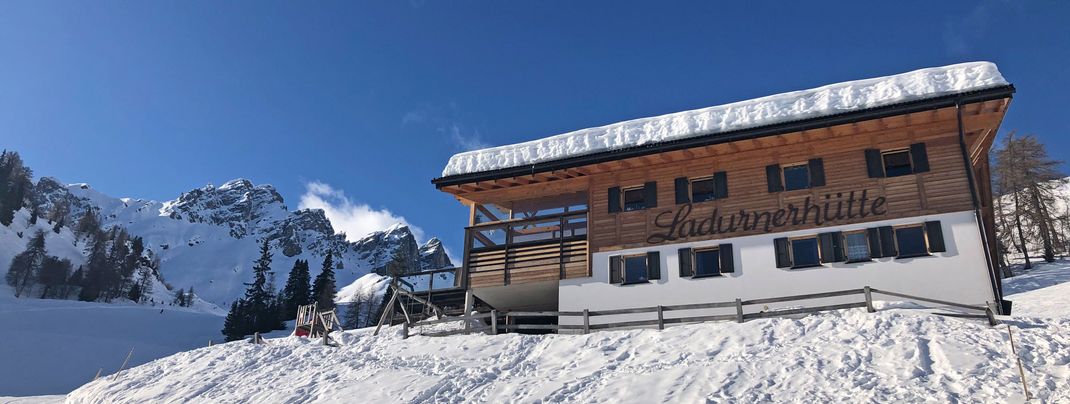 Die Ladurnerhütte befindet sich oberhalb der Bergstation des Sessellifts