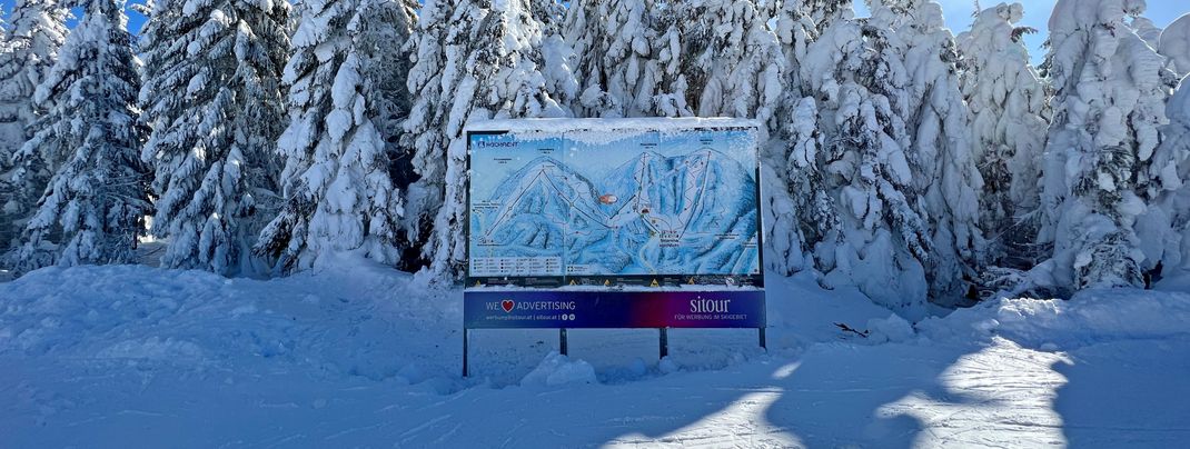 An den Bergstationen helfen Pistenpläne bei der Orientierung.