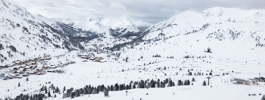 Aussicht vom Plattenkar - rechts im Bild die Bergstation Edelweissbahn