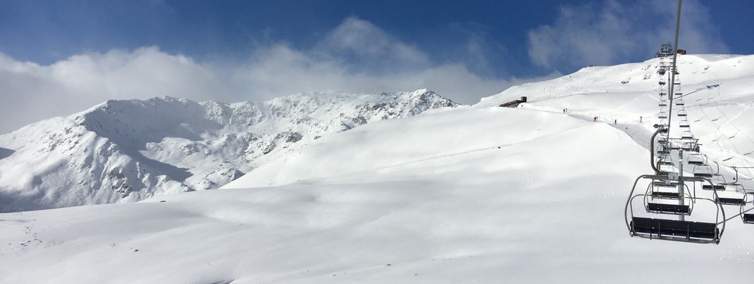 Frischer Powder und blauer Himmel: Perfekte Bedingungen am Dreikönigstag am Isskogel auf 2260 Metern.