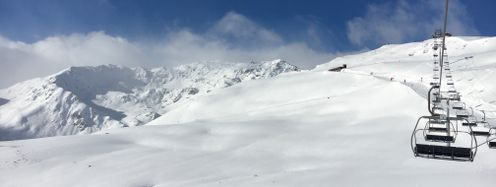 Frischer Powder und blauer Himmel: Perfekte Bedingungen am Dreikönigstag am Isskogel auf 2260 Metern.