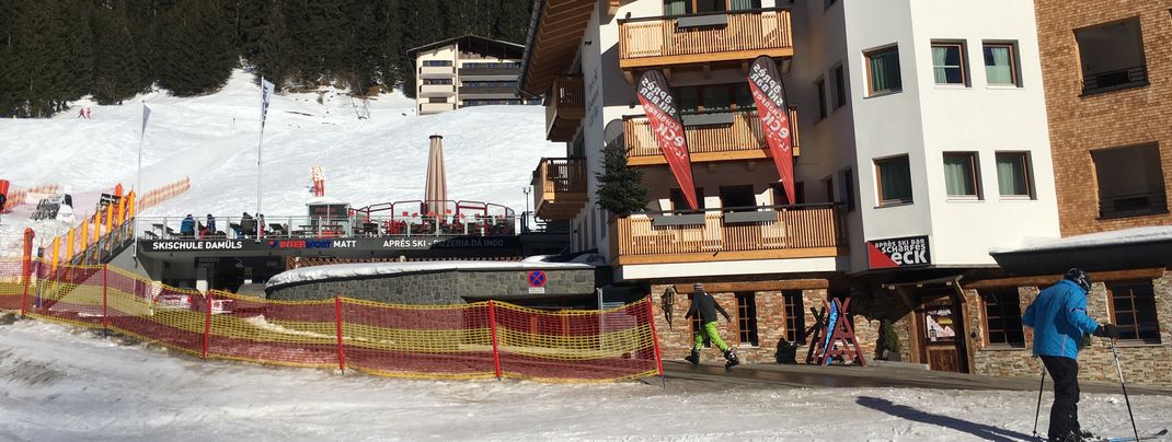 An der Talstation befinden sich mit dem scharfen Eck (rechts) und der Après-Ski-Schirmbar (links oben) gleich zwei Möglichkeiten.