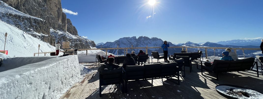 Zahlreiche Sonnenterrassen - wie hier an der Laurins Lounge - laden zu einer Pause mit Ausblick ein.