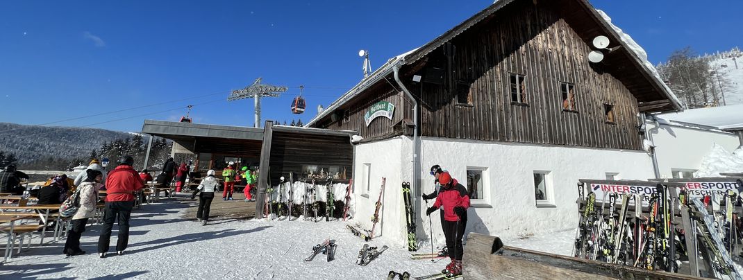 Das Gasthaus zum Überleben befindet sich neben der Mittelstation.