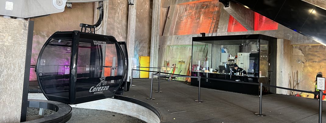 Von der unterirdischen Bergstation König Laurin führt eine Rolltreppe hoch zum Restaurant.