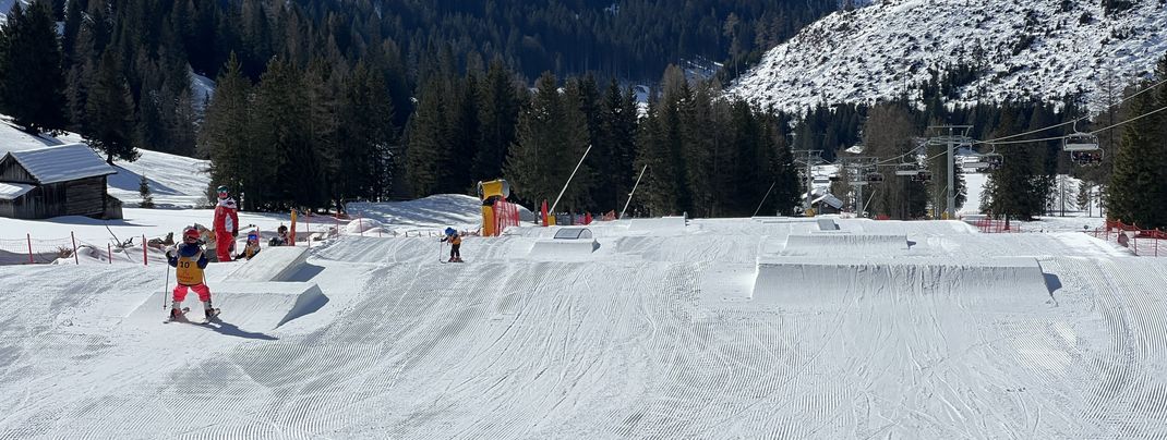 Der Snowpark bietet auch für Kinder geeignete Elemente.