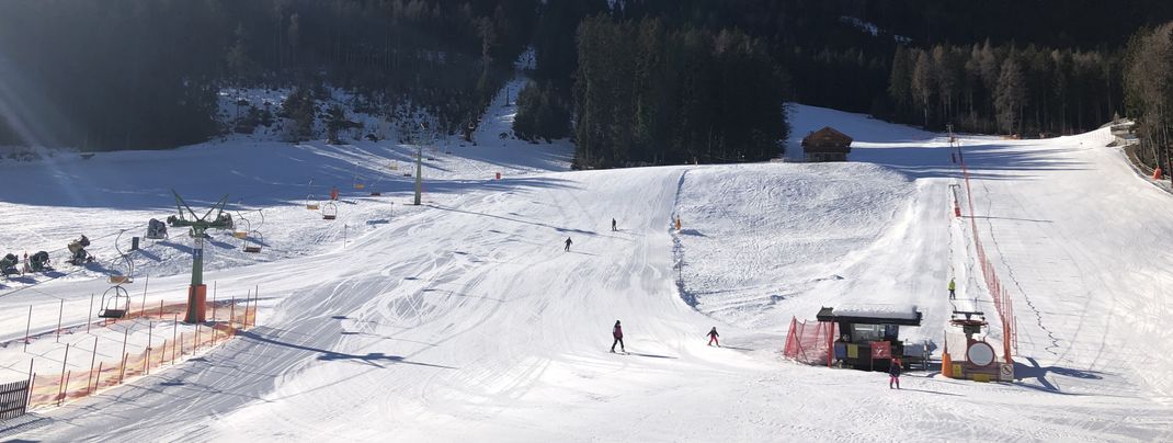 Von der Moosalm hat man den Übungshang am Hochstein gut im Blick.
