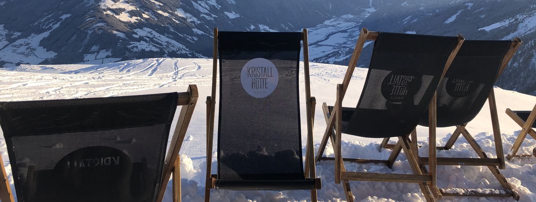 Gemütlich ausklingen lassen kannst du den Skitag in den Liegestühlen der Kristallhütte.