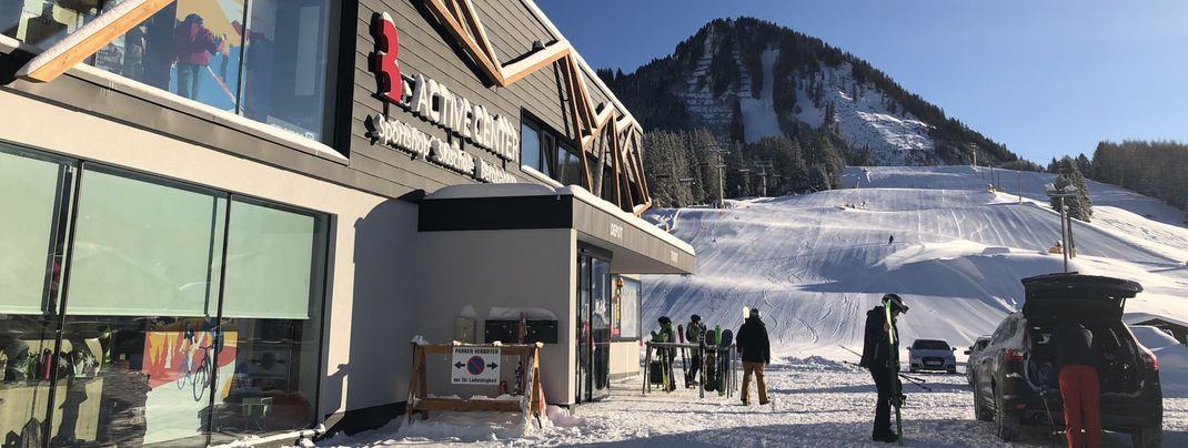 Am Egghof Parkplatz befindet sich das B-Active Center mit Skiverleih, Depot, Shop und Ticketkassen.