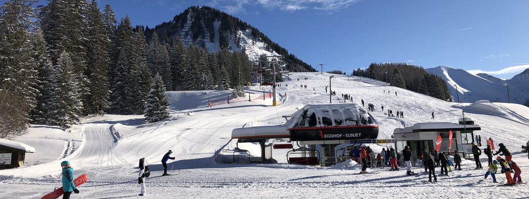Bei der Abfahrt am Egghof Sun Jet ist ein Kicker aufgebaut.