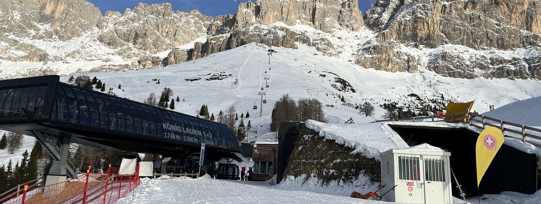 At the middle station of the König Laurin cable car you have to change cable cars.
