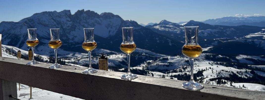 Den Tag in der Sonne ausklingen lassen und mit der Gondel abfahren kannst du von der Laurins Lounge.