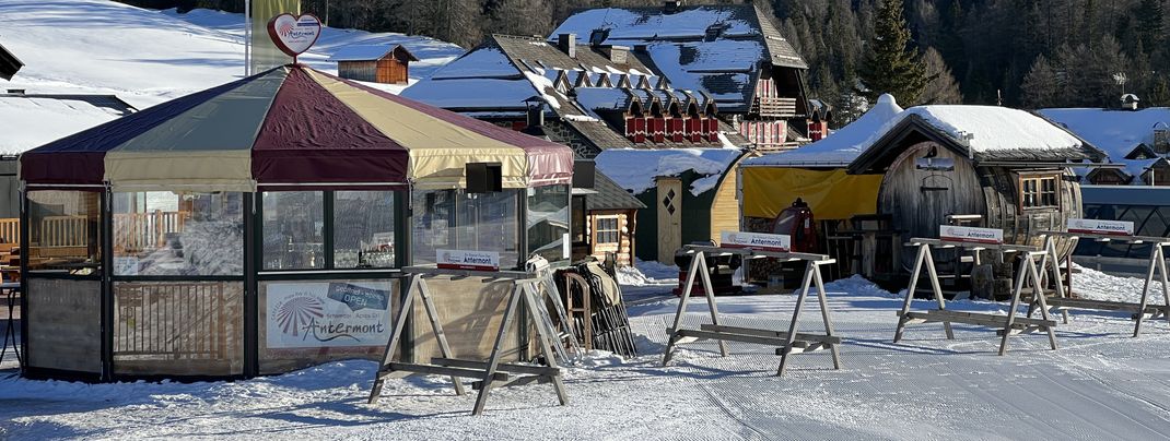 Am Karerpass lädt die Schirmbar der Antermont Pizzeria auf einen Absacker ein.