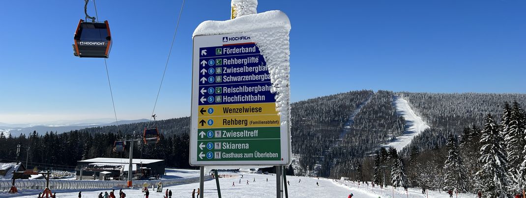 An Abzweigungen stehen Wegweiser.