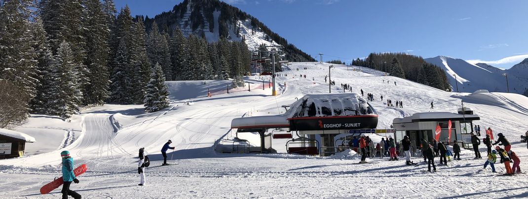Die Piste am Egghof Sun Jet wird beleuchtet.