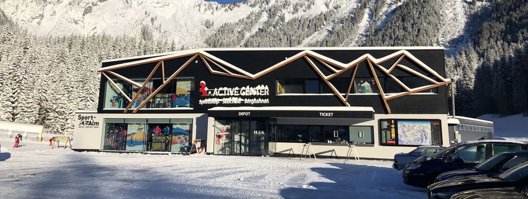In the multi-purpose building at the Egghof parking lot you can find a store, ski rental, depot and indoor ticket offices.