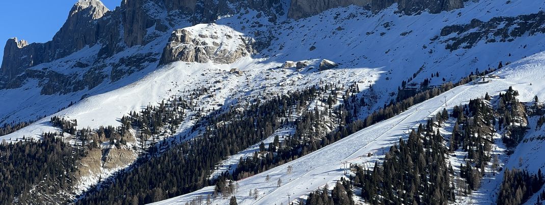 Im oberen Bereich des Skigebiets warten schöne, steile Abfahrten.