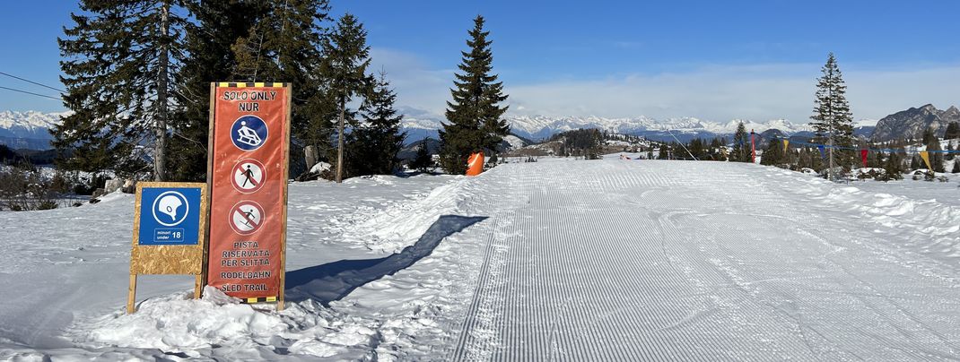 Auch die Rodelpiste ist gut präpariert und von der Skipiste abgegrenzt.