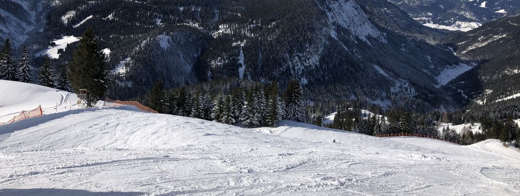 At Rastkopf advanced skiers find red slopes and a black run.