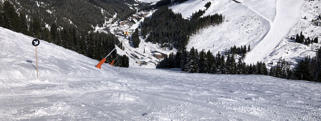 The black Pfaffenbühel slope no.6 leads to the 8er-Jet gondola in Hochfügen.