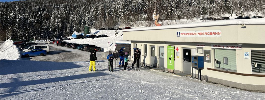 Auch beim Einstieg Schwarzenberg gibt es Kassen und einen Automat für die Kartenrückgabe.
