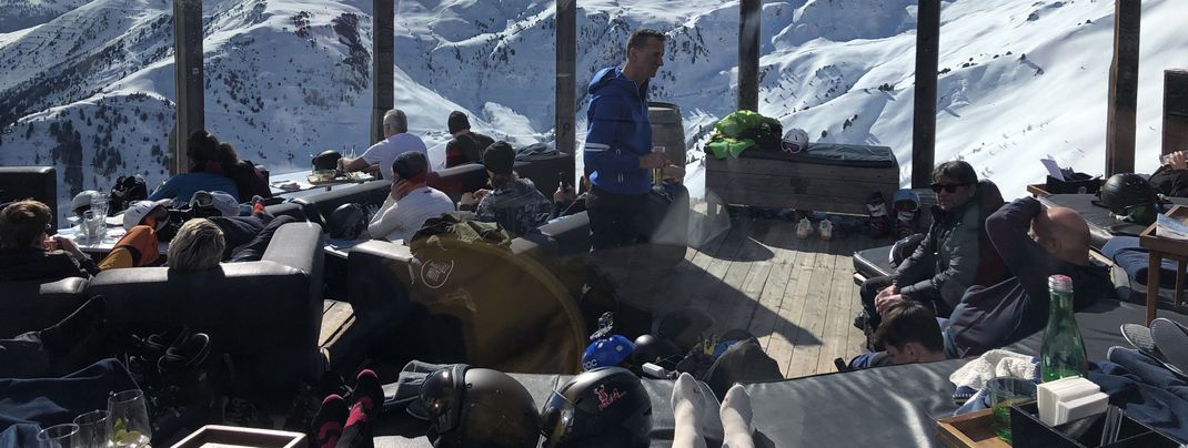 Auf der Terrasse der Kristallhütte kannst du in der Sonne liegen und den Ausblick genießen.