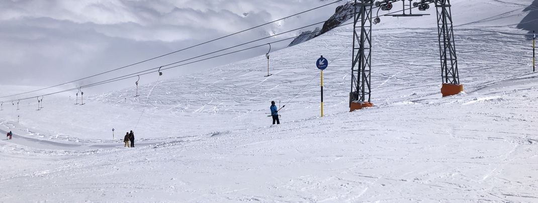 Especially the Tiefenbach Glacier offers wide, blue slopes.