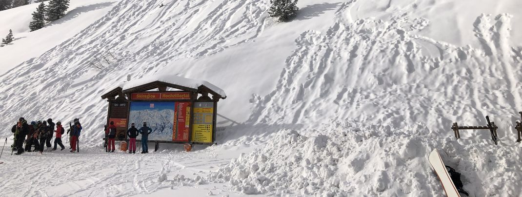 Schilder helfen bei der Orientierung im Skigebiet.