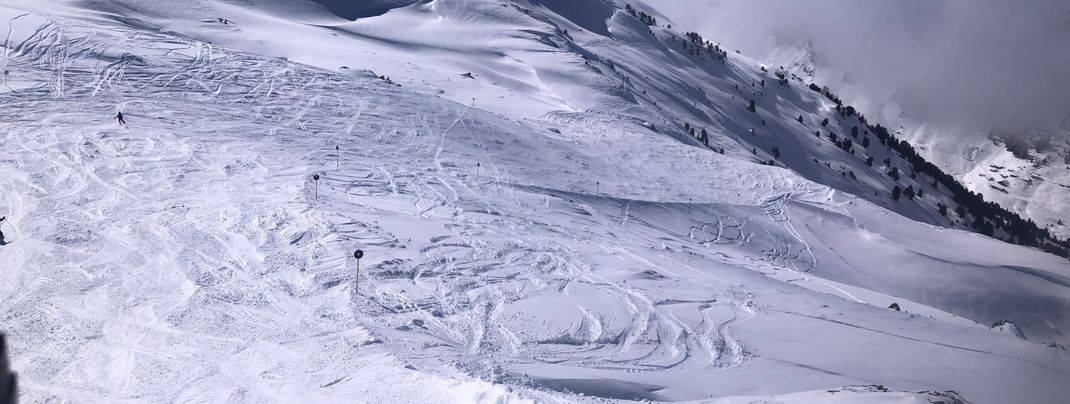 The black slope Obitraudi no. 4 runs under the Zillertal-Shuttle gondola.