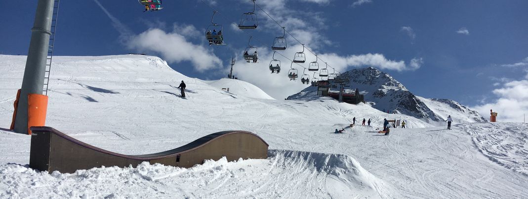 Wellen, Kicker und mehrere Rails gibt es im Funpark unterhalb der Mooserbergbahn.