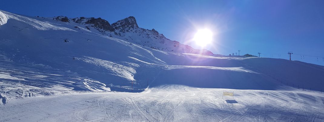 A lot of red slopes are also manageable for beginners with a bit experience.