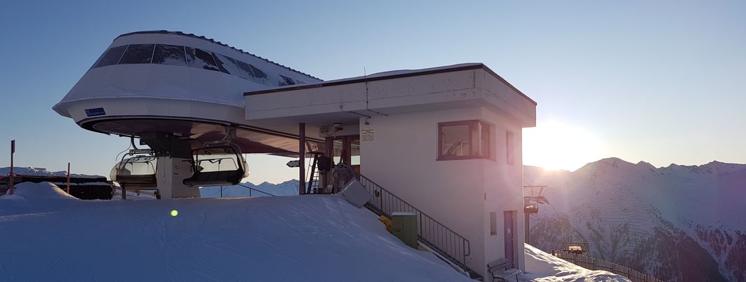 Die Bergstation der Alblittkopfbahn bei Sonnenaufgang.
