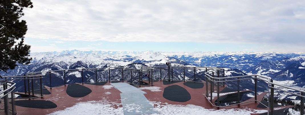 Beeindruckend ist die Aussichtsplattform 70 Meter über dem Abgrund.