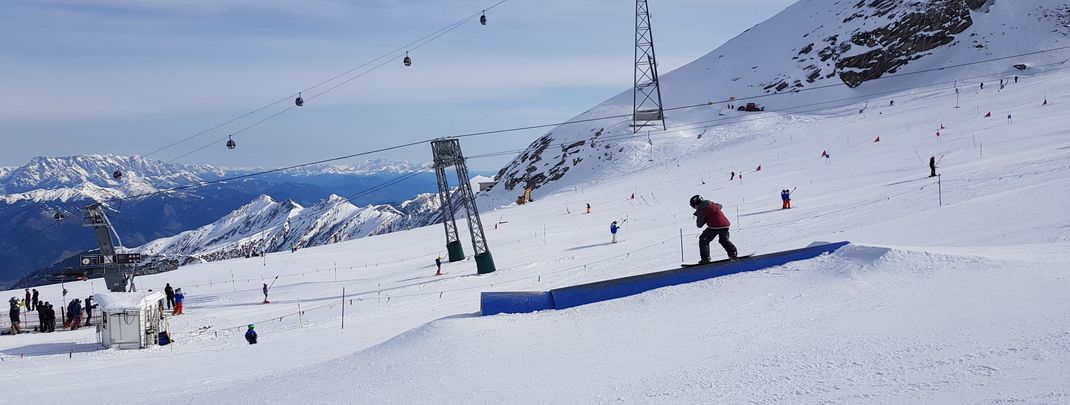 Der Snowpark am Gletscher ist bereits zum Saisonstart im Herbst geöffnet.