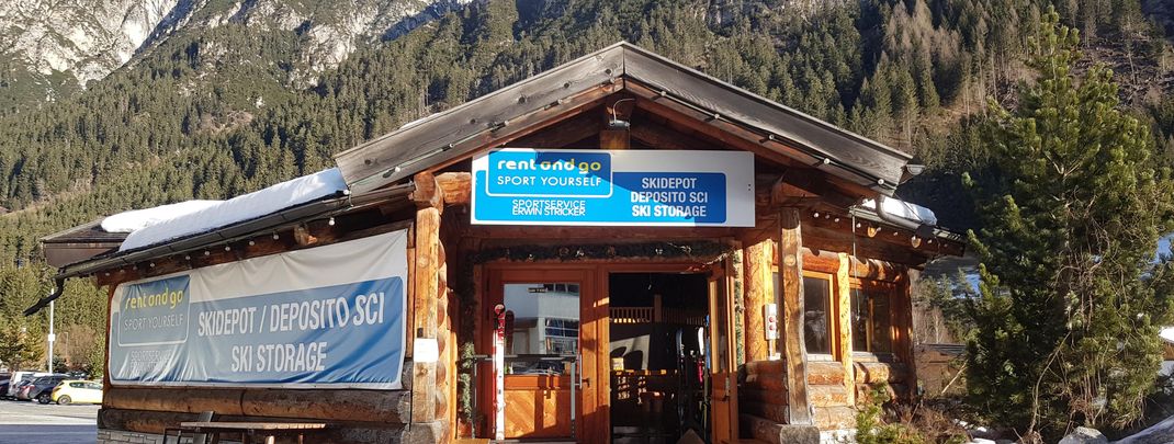 Direkt am Parkplatz befindet sich ein Skidepot mit Skiverleih.