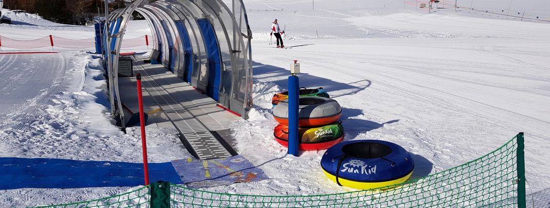 Mehrere Zauberteppiche befördern Kinder nach oben.