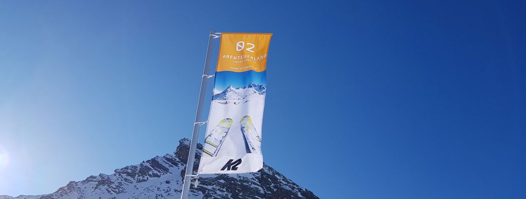 Large flags draw attention to the individual stations of the sectors.