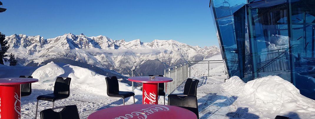 Peppiger Außenbereich bei der Skybar.