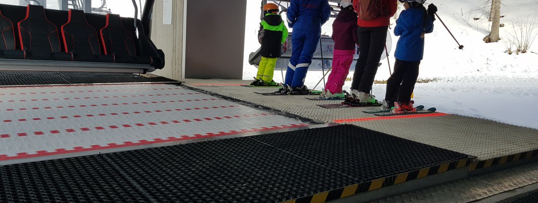 Bei der kindersicheren Thanellerbahn kann das Förderband beim Einstieg für Kinder angehoben werden.