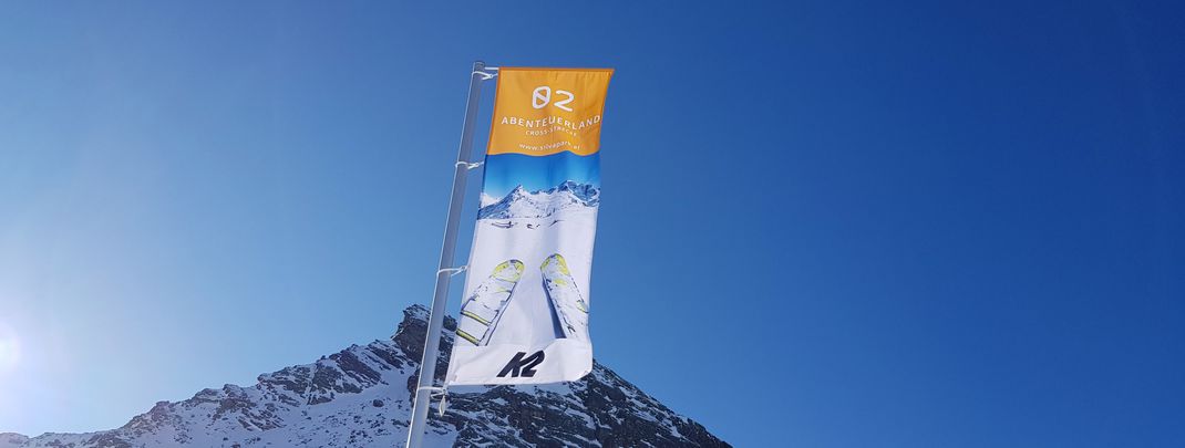 Die einzelnen Stationen der sechs Sektoren sind mit großen Fahnen gekennzeichnet.