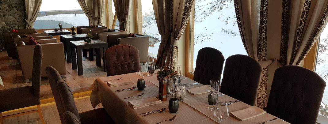 Einkehr in Chalet-Atmosphäre in der Wedelhütte.