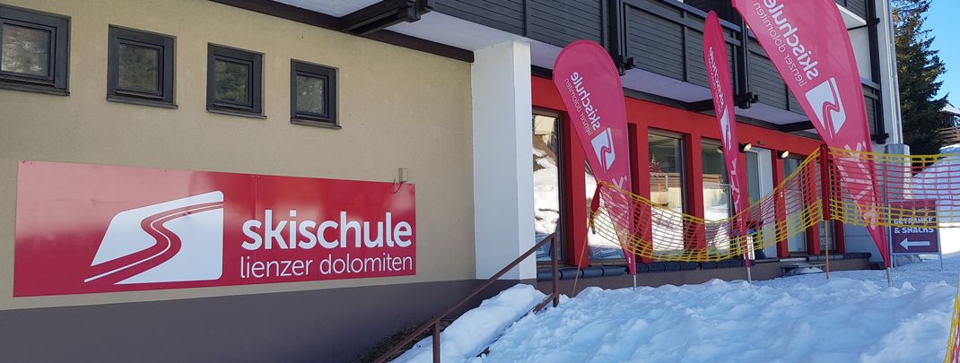 Das Skischulgebäude befindet sich bei der Bergstation der Zettersfeld-Gondelbahn.