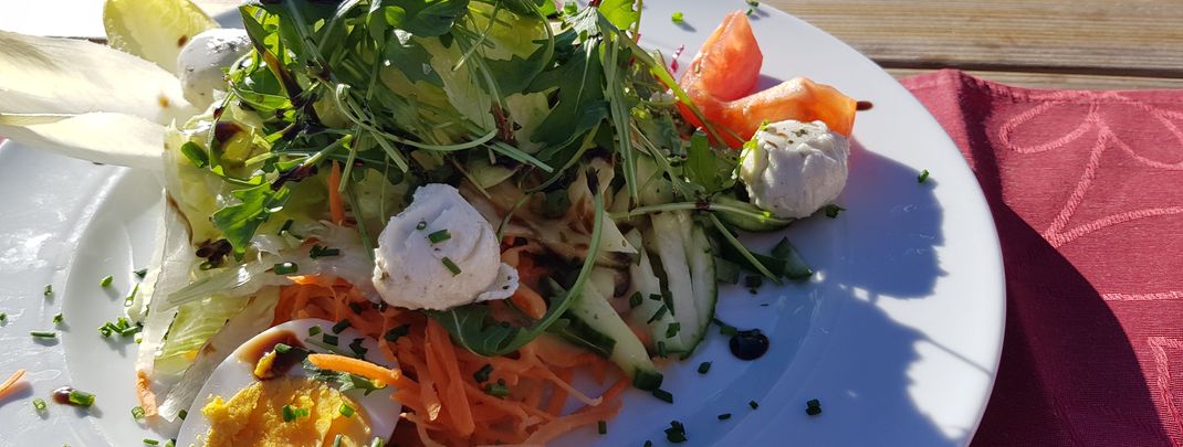 Frischer Salat mit Ziegenkäse bei Mecki's.