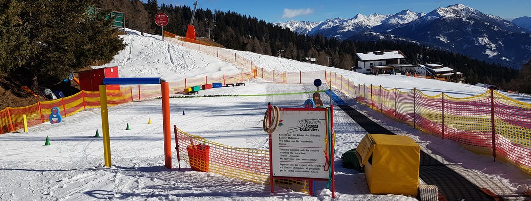 Die Skischule hat ein eigenes Kinderland.