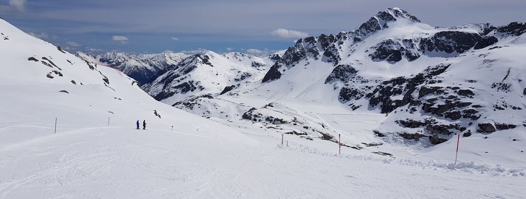 Die rote Familienabfahrt zur Mittelstation ist auch für Anfänger machbar.