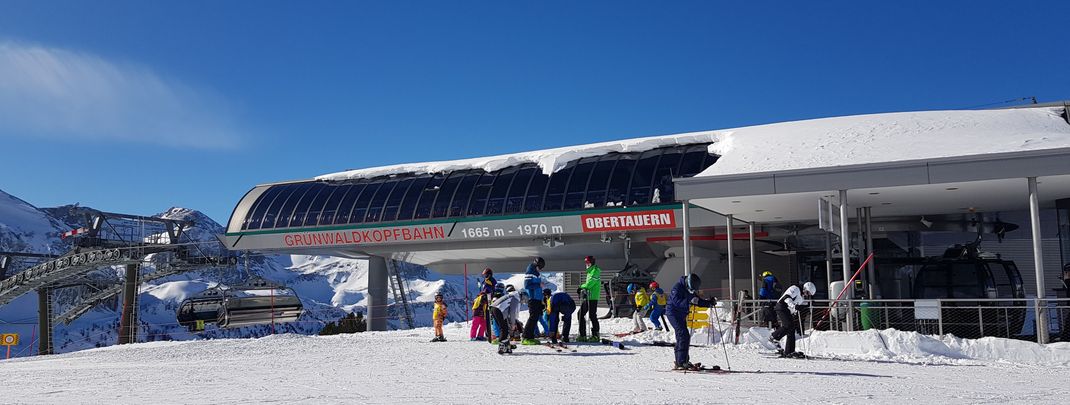 Moderne Lifte sorgen für die Beförderung der Wintersportler.