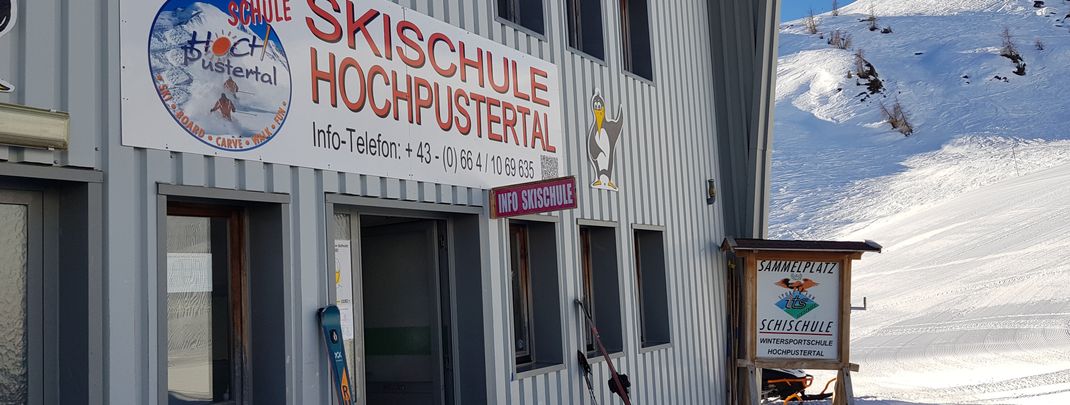 Sammelplatz der Skischule an der Bergstation der Gondelbahn.