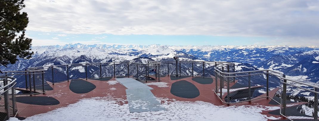 Ein besonderes Erlebnis für Klein und Groß: die spektakuläre Aussichtsplattform auf 1.600 m.